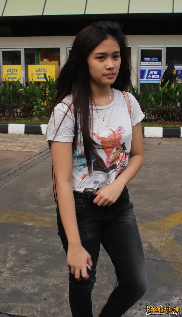 Kata pepatah, buah tak jatuh dari pohonnya. Seperti itu pula Tyarani Savitri yang memiliki wajah cantik seperti Mulan Jameela.