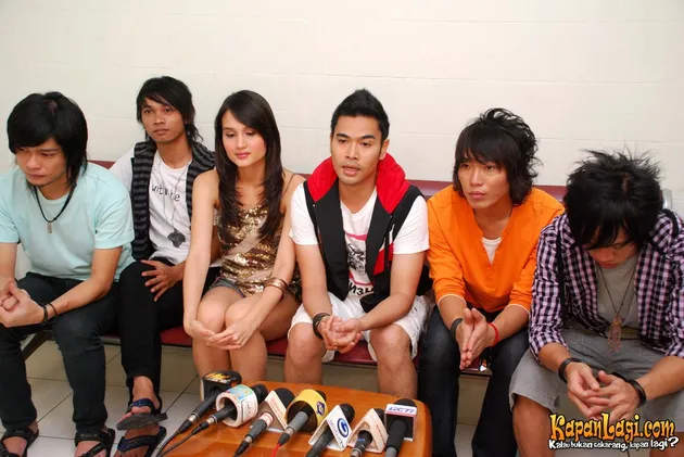cinta laura/taxi band
