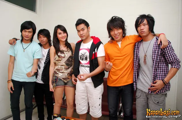 cinta laura/taxi band