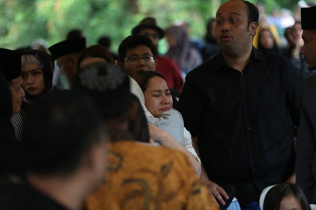 Accompanying Bunga Citra Lestari, These Celebrities Join Ashraf Sinclair's Funeral Procession