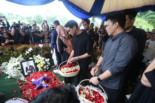Accompanying Bunga Citra Lestari, These Celebrities Join Ashraf Sinclair's Funeral Procession