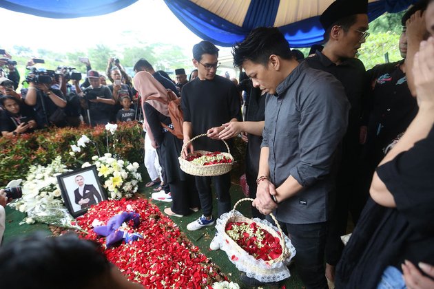 Accompanying Bunga Citra Lestari, These Celebrities Join Ashraf Sinclair's Funeral Procession