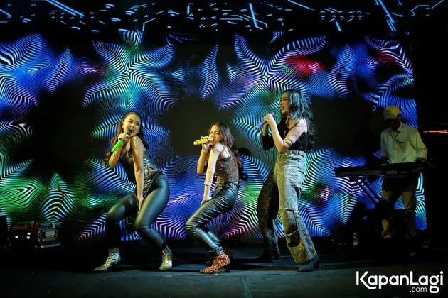 Trio Macan joget di panggung