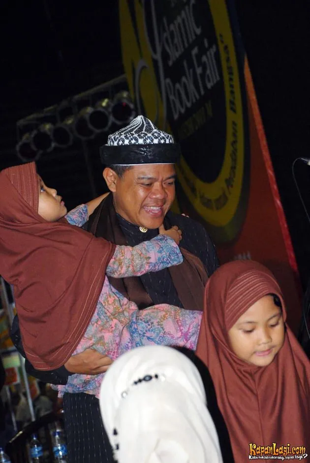 Mungkin jika kita lihat penampilannya sekarang, Harry Moekti adalah seorang ayah yang sangat alim. Dulunya ia adalah rocker kawakan.
