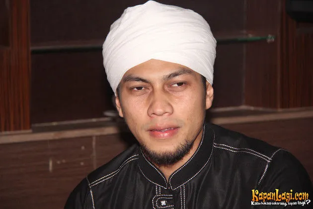 Sunu rela hengkang dari bandnya Matta untuk perdalam ajaran Islami. Sejak cabut dari mantan grupnya, kini penampilannya berubah seperti ini.