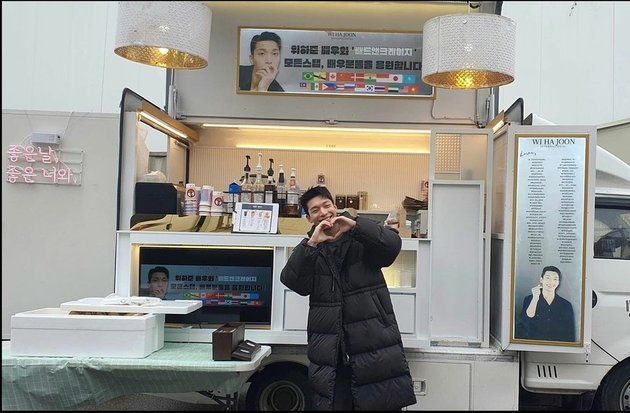 Received a Gift from Fans, Let's Take a Look at Wi Ha Joon's Happy Face with the Food Truck He Received!