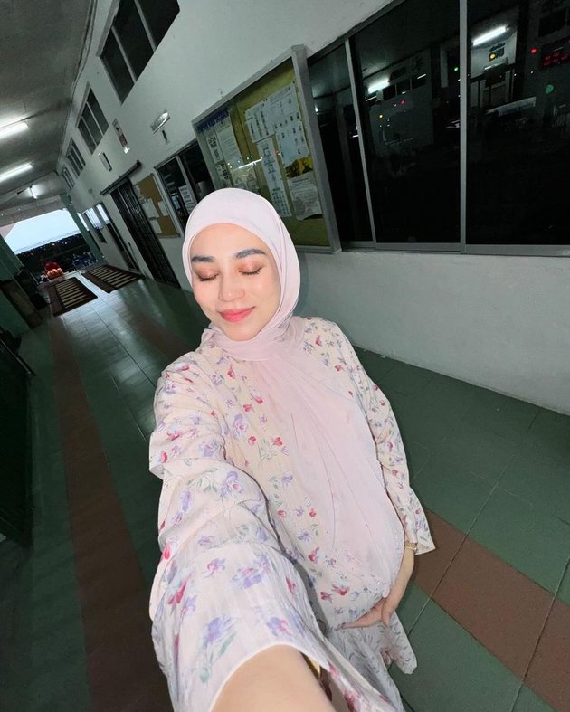 Can Be an Inspiration for Pregnant Women, 8 Photos of Uyaina Arshad's Outfit Ala Dangdut Academy Host - Shining with Baby Bump
