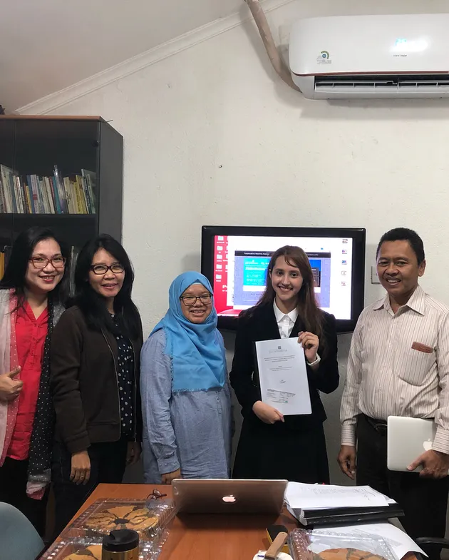 Tsamara Amany hangat diperbincangkan publik sejak debat terbukanya dengan Fahri Hamzah menjadi viral beberapa waktu lalu. Tsamara adalah segelintir anak muda yang berani menginjakkan keki ke dunia politik yang terkenal kejam.