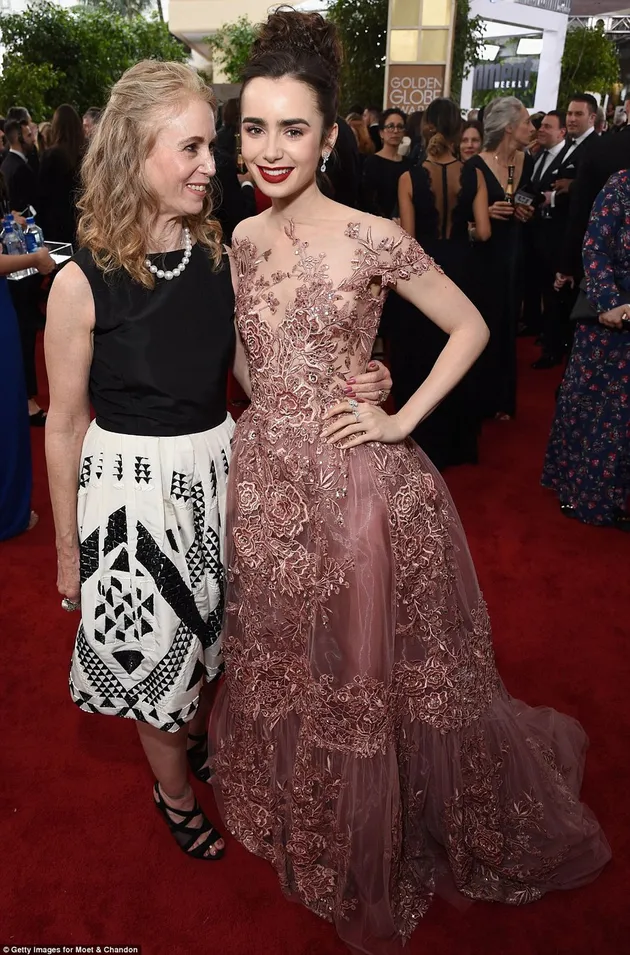 Golden Globe Pertama Lily Collins