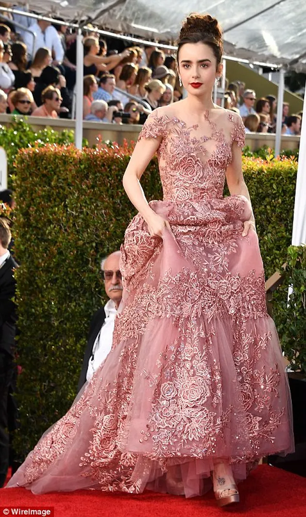 Golden Globe Pertama Lily Collins