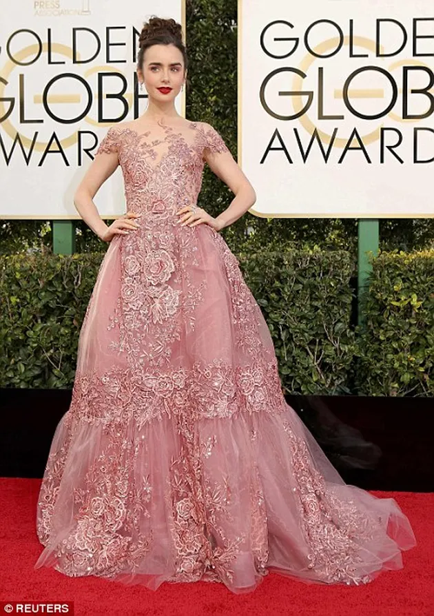 Golden Globe Pertama Lily Collins