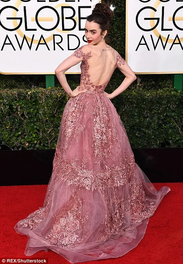 Golden Globe Pertama Lily Collins