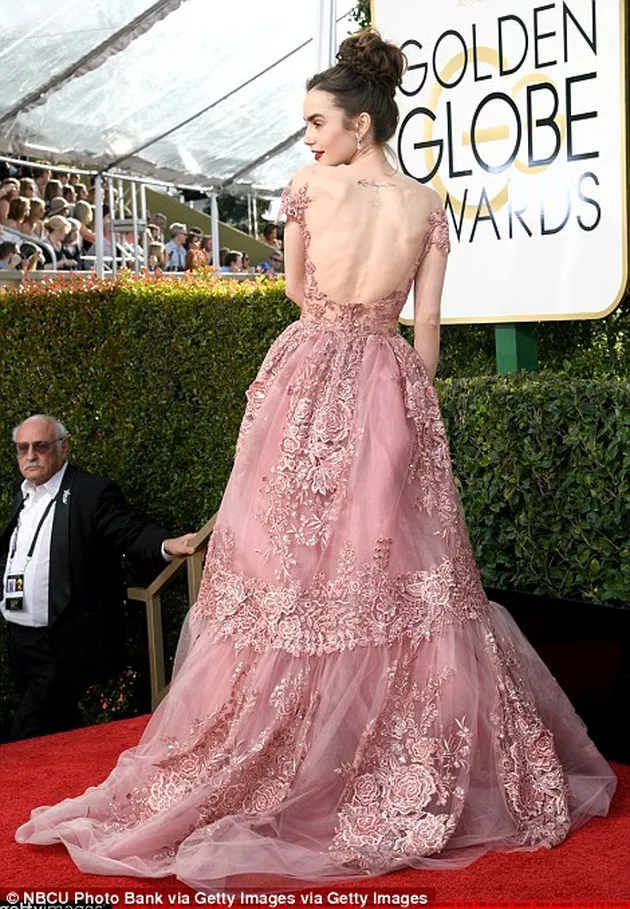 Golden Globe Pertama Lily Collins