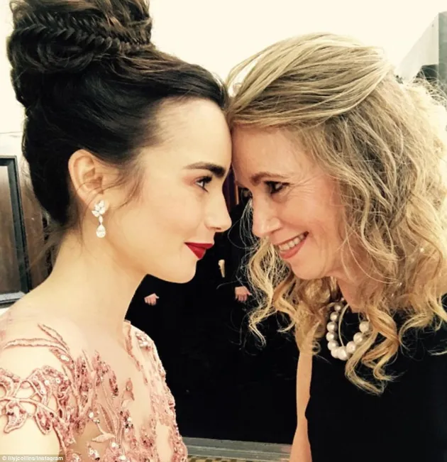 Golden Globe Pertama Lily Collins