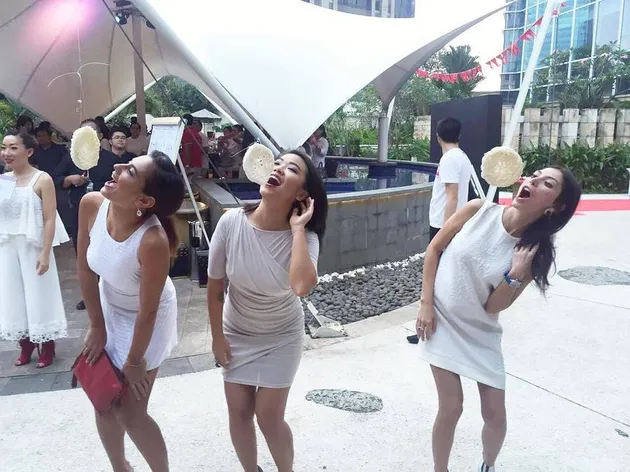 artis lomba makan kerupuk