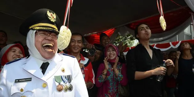 artis lomba makan kerupuk