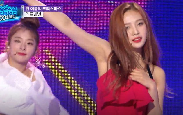 Joy Red Velvet harus tampil dengan sangat tidak nyaman saat membawakan lagu 'Power Up' di acara Music Core. Ia terpaksa memegangi busana bagian atasnya sepanjang penampilan tersebut lantaran tali penahan bagian dadanya terlepas.
