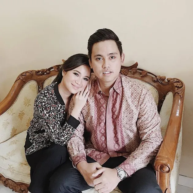 selebritis pakai batik