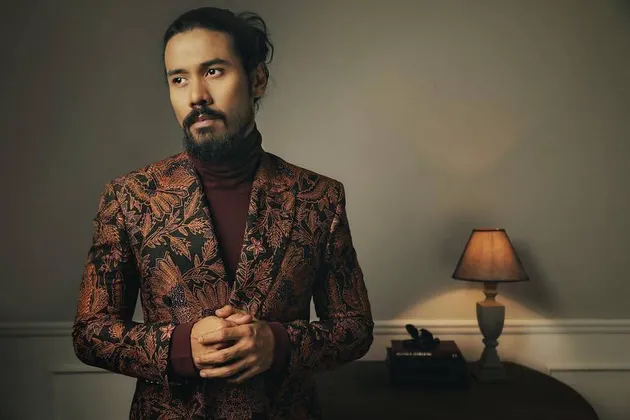 selebritis pakai batik