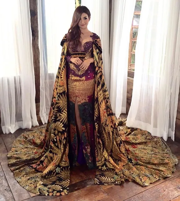 selebritis pakai batik