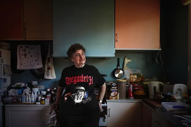 Nenek Pakai Kaos Band