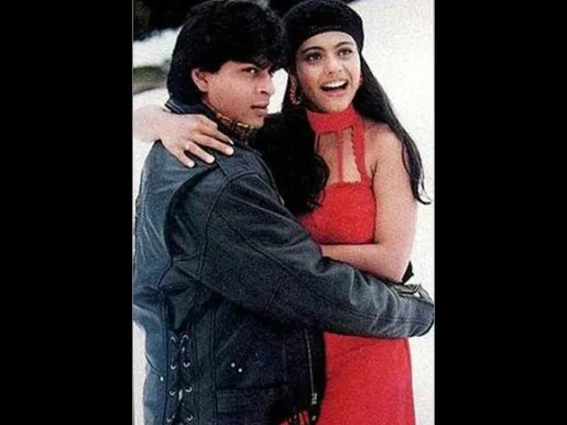 Dari Peluk Hingga Cium Kening Candid Mesra Shahrukh Dan Kajol Kapanlagi Com