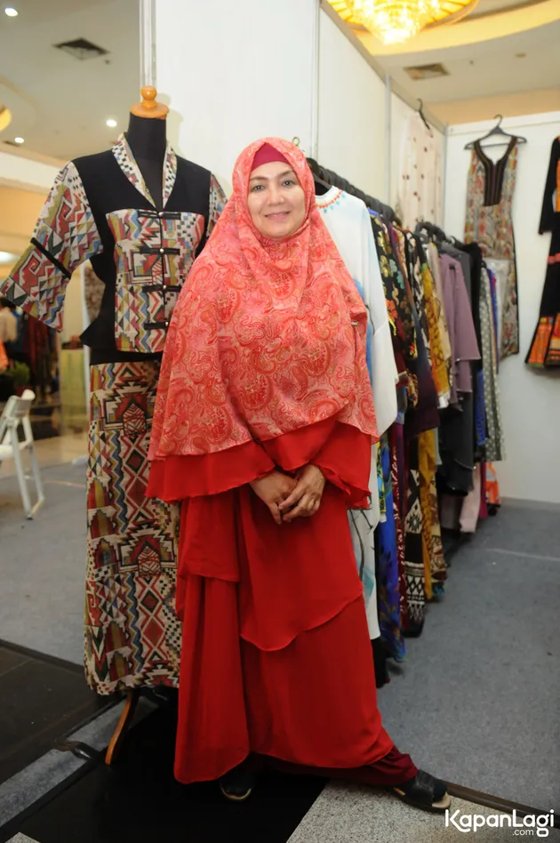 DARI PEMAIN FILM PANAS, EVA ARNAZ BERHIJAB SYARI & JUALAN LONTONG