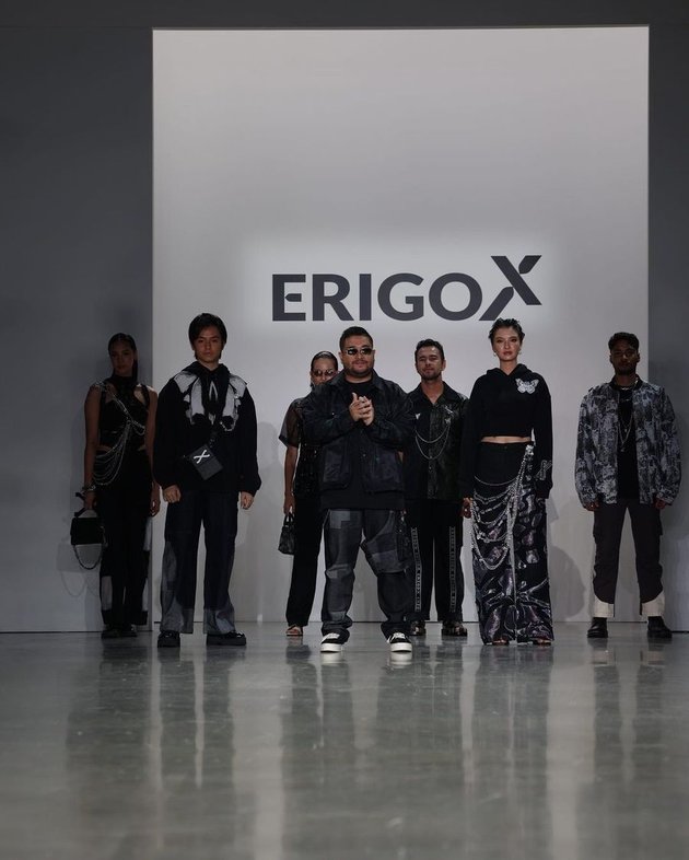 Bertabur bintang, deretan artis Indonesia runaway di New York Fashion Week 2023. Mereka mengenakan koleksi terbaru dari Erigo X.