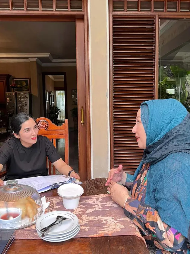 Potret Ashanty Lakukan Wawancara ke Penyanyi Senior