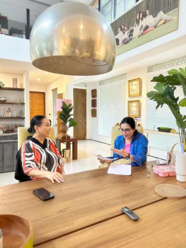 Potret Ashanty Lakukan Wawancara ke Penyanyi Senior