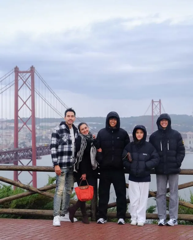 Darius Sinathrya dan Donna Agnesia Road Trip Ajak Anak-anak