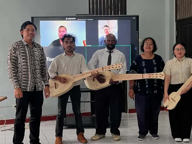 Darlane Litaay Bersama Mahasiswa di ISBI