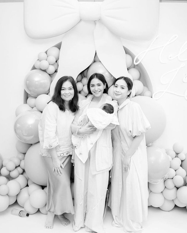 Arriving with the Sky Route, here are 8 Photos of Aqiqah Lily, Nagita Slavina's Daughter - Festive with All-Pink Decorations and Attended by Artists