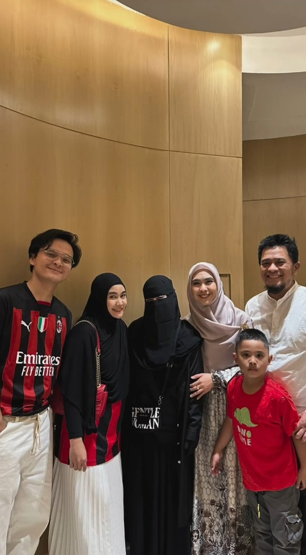 Wearing the Result of Borrowing Son-in-Law's Jersey, 8 Photos of Ummi Pipik on Lesti Kejora's Child's Birthday