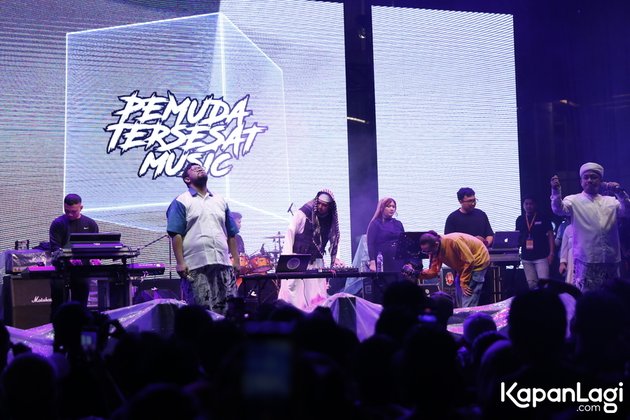 11 Moments of Fun at the First 6 Days of the Festival, Singing Along with JKT48 - Pemuda Tersesat Music Invites Sholawat
