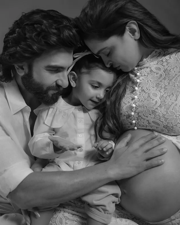 Ranveer Singh dan Dua mengelus perut Deepika