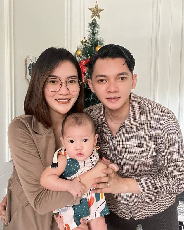 Definition of Glowing Since Baby, 8 Portraits of Gendhis Madaharsa, Nella Kharisma and Dory Harsa's Child - Her Sweet Face Resembles Her Mama More and More