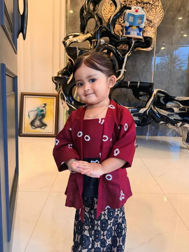 Dek Cunda cantik berkebaya
