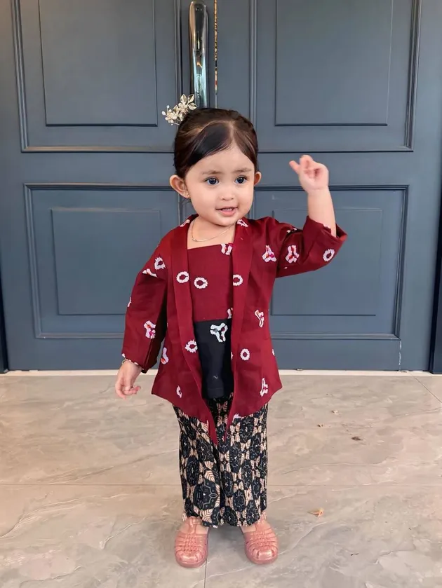 Dek Cunda angkat tangan pakai kebaya
