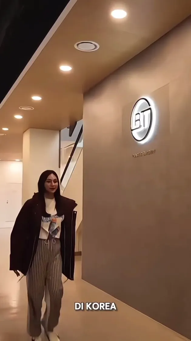 Dena Rachman tiba di klinik Korea