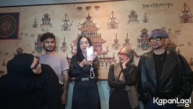 Denada tunjukkan hp ke media