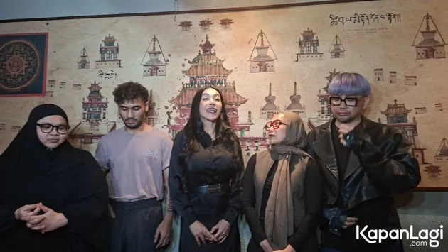 Denada didampingi sahabat-sahabat