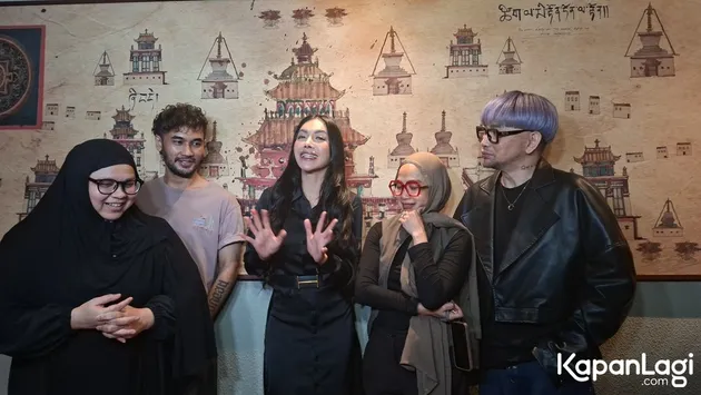 Denada berdiri di tengah sahabat