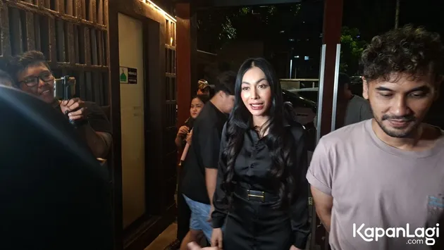 Denada rambut panjang tergerai