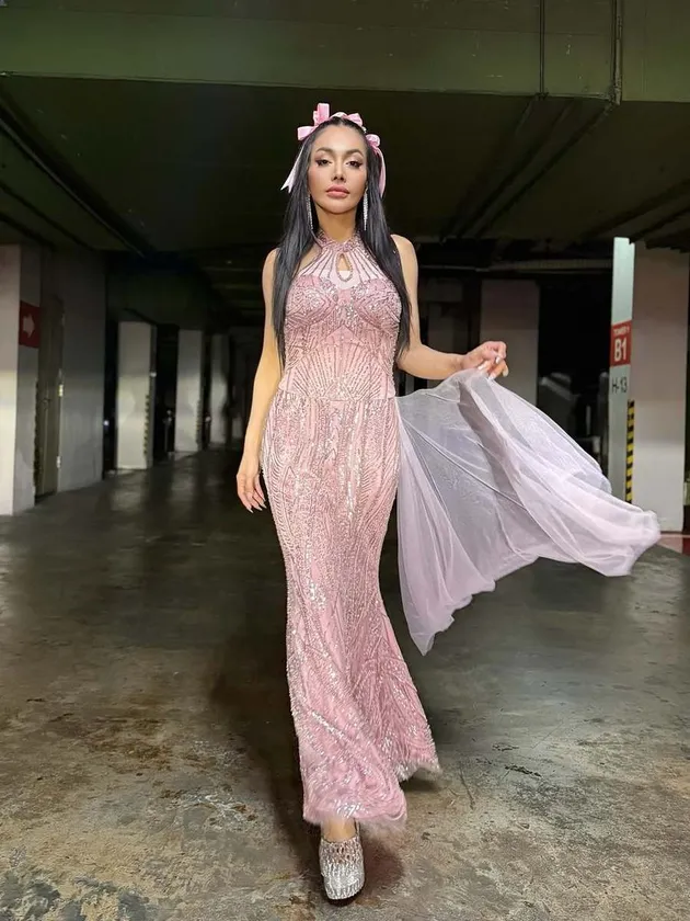 Denada pakai baju pink