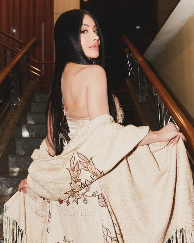 Denada gaun backless