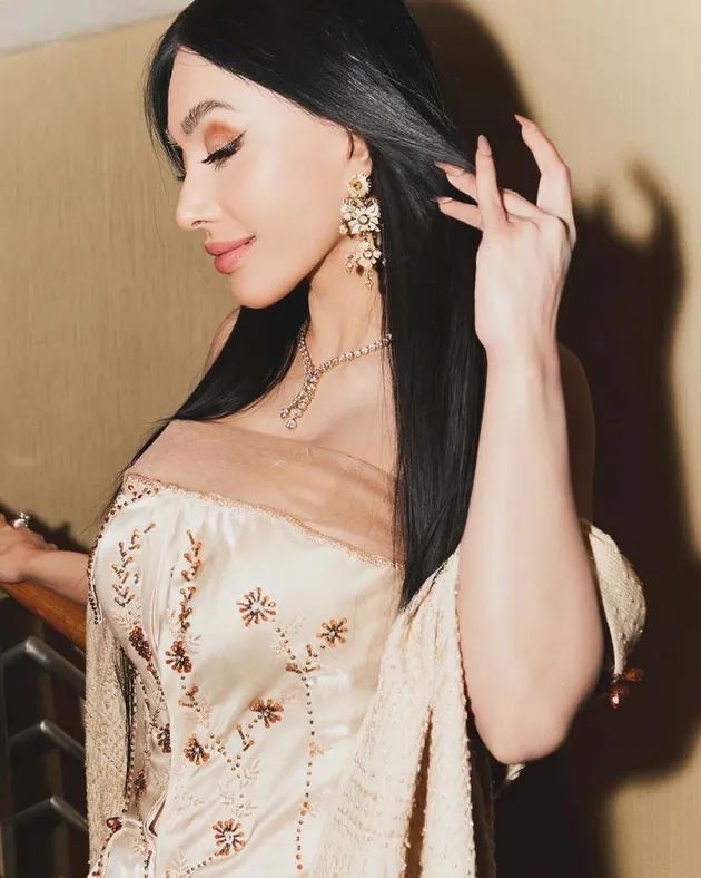 Denada Pamer Anting