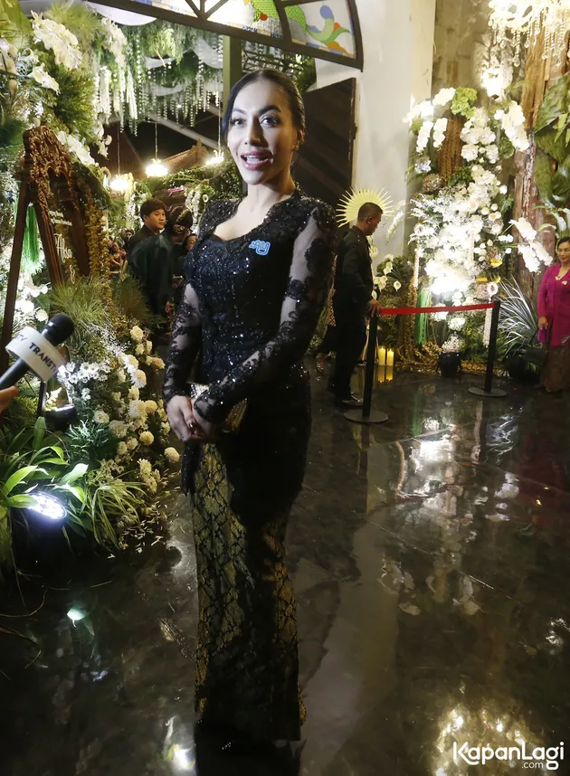Denada Tambunan Pakai Kebaya Hitam