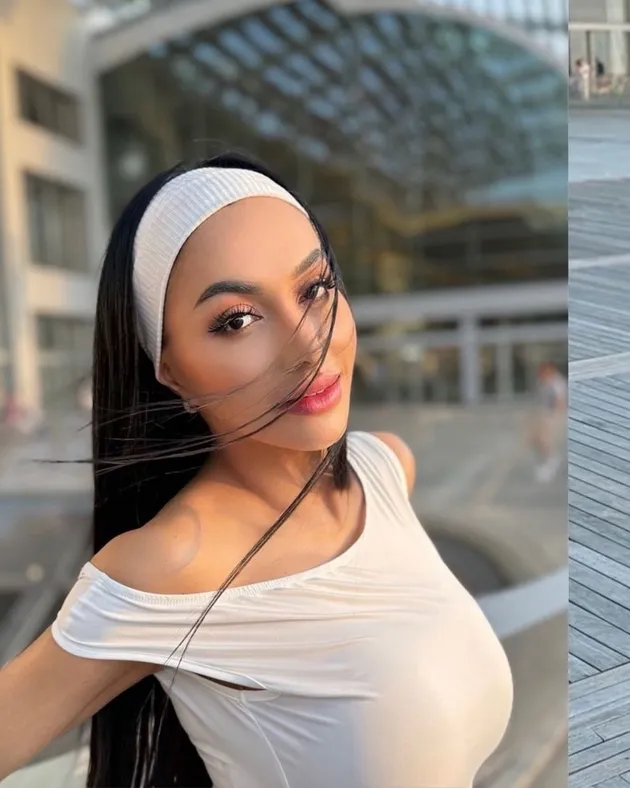 Denada pakai bandana putih