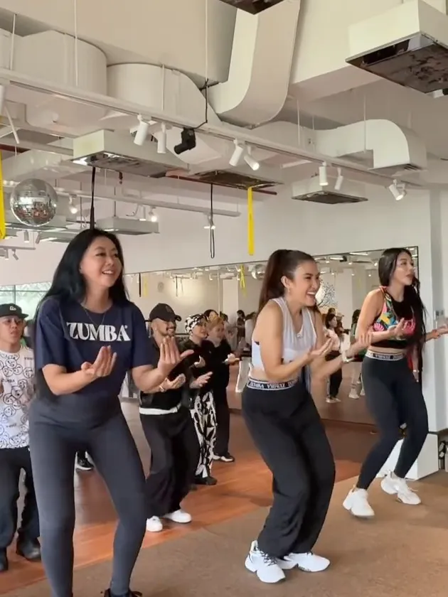 Denada, Asri Welas, dan Liza Natalia kompak saat zumba